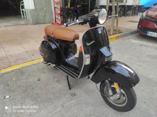 Vespa PX 125 freno disco negra y asiento marrón