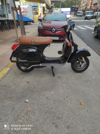 Vespa PX 125 freno disco negra y asiento marrón
