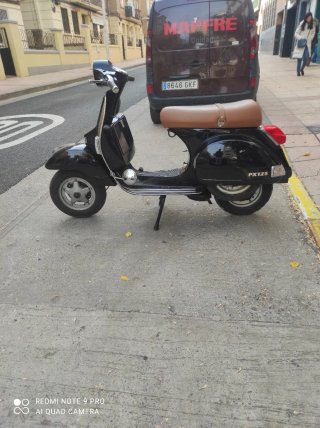 Vespa PX 125 freno disco negra y asiento marrón