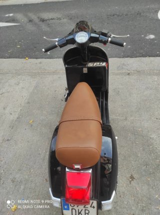 Vespa PX 125 freno disco negra y asiento marrón