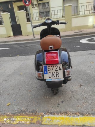 Vespa PX 125 freno disco negra y asiento marrón