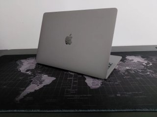 MacBook Pro 13” M1 (2020) 8GB RAM + Accesorios.
