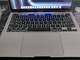 MacBook Pro 13” M1 (2020) 8GB RAM + Accesorios.