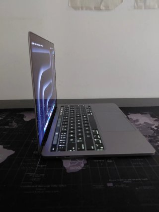 MacBook Pro 13” M1 (2020) 8GB RAM + Accesorios.