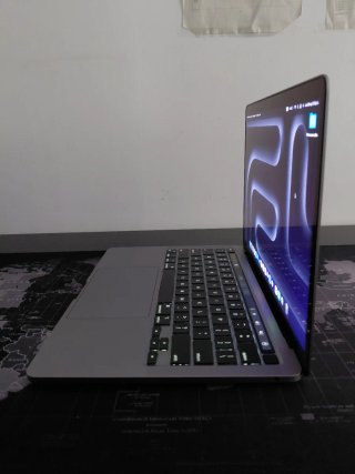 MacBook Pro 13” M1 (2020) 8GB RAM + Accesorios.