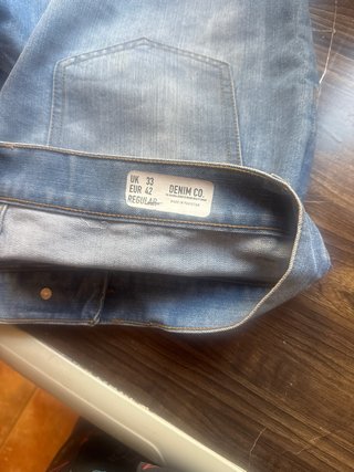 Vaqueros cortos desgastados
