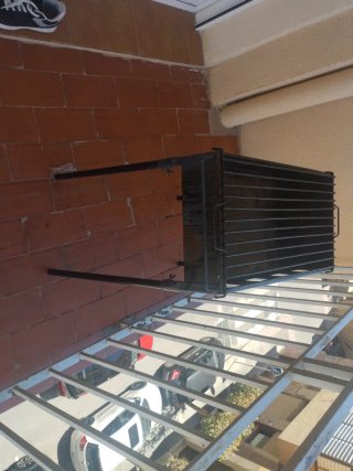 Barbacoa de metal negra