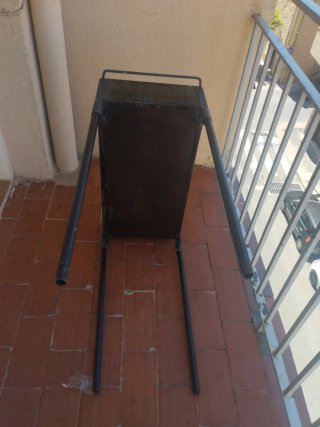 Barbacoa de metal negra