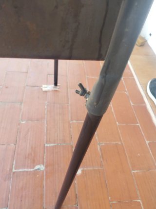Barbacoa de metal negra