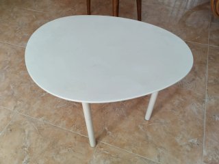 Mesa blanca con defecto