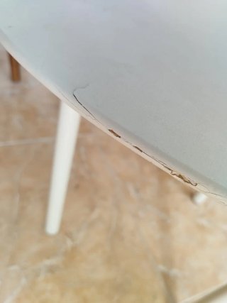 Mesa blanca con defecto