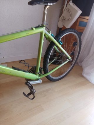 Bicicleta verde - sin rueda delantera