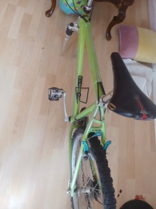 Bicicleta verde - sin rueda delantera