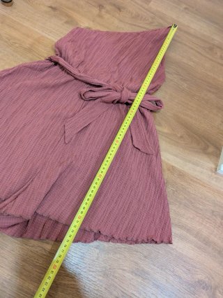 Mono rosa de una manga con cinturón