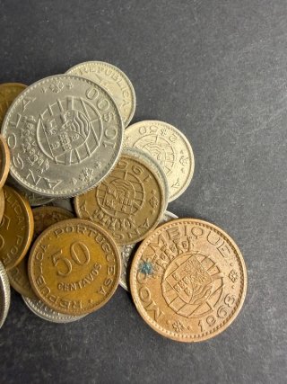 Moedas antigas Angola e Moçambique