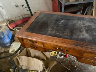Mesa de despacho antigua de madera y piel