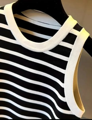 TOP  -  RAYAS blanco y negro  -  Talla XS