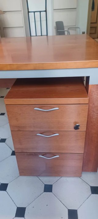 Mesa de despacho de madera