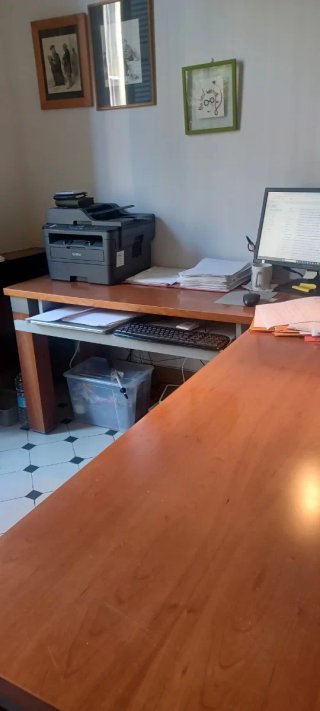 Mesa de despacho de madera