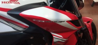Honda Naked Roja y Blanca