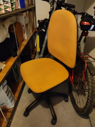 Silla de oficina con ruedas naranja