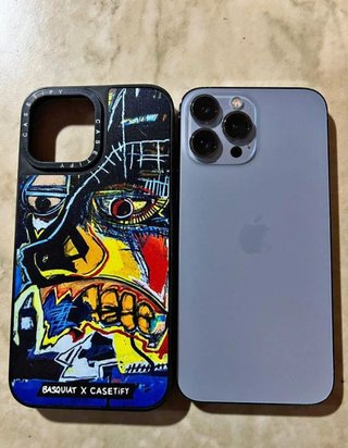 iPhone 13 Pro Max con funda Basquiat x Casetify