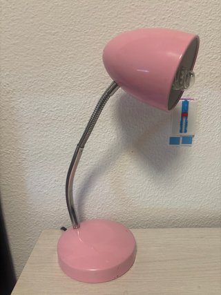 Escritorio juvenil con lámpara rosa