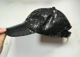 Cappello con visiera paillettes nere