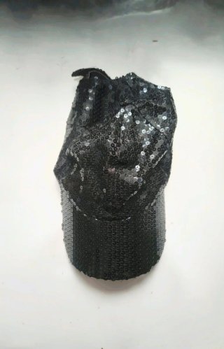 Cappello con visiera paillettes nere