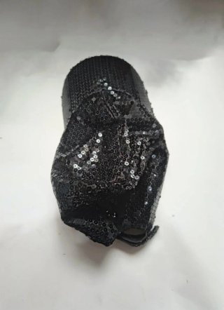 Cappello con visiera paillettes nere