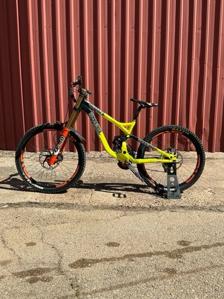 Bicicleta DH Commencal Supreme v3 premium