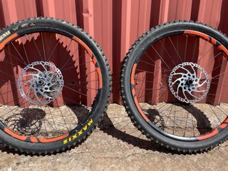 Bicicleta DH Commencal Supreme v3 premium