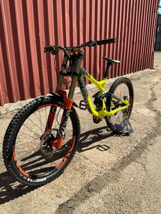 Bicicleta DH Commencal Supreme v3 premium