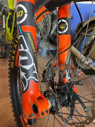 Bicicleta DH Commencal Supreme v3 premium