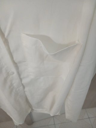 Camicia bianca con decorazioni colorate