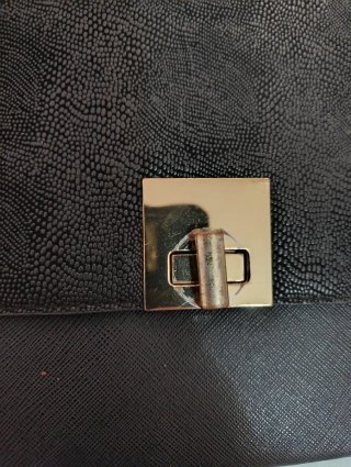 Bolso Negro con Detalles Dorados