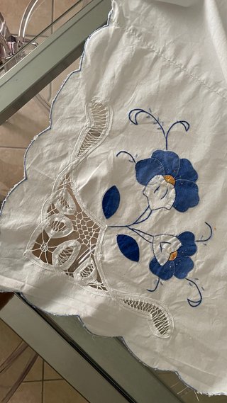 Tovaglia Vintage Anni '60 Ricamata e Intagliata
