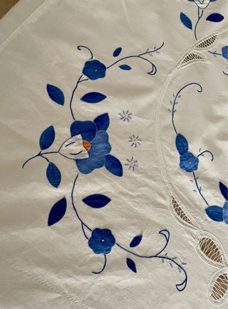 Tovaglia Vintage Anni '60 Ricamata e Intagliata