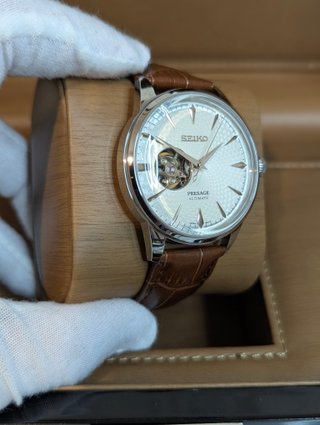Reloj Seiko Mod Presage Open Heart Blanco Marrón