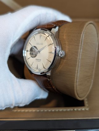 Reloj Seiko Mod Presage Open Heart Blanco Marrón