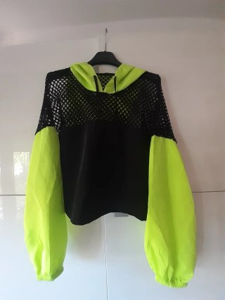 Crop top nero e giallo fluo