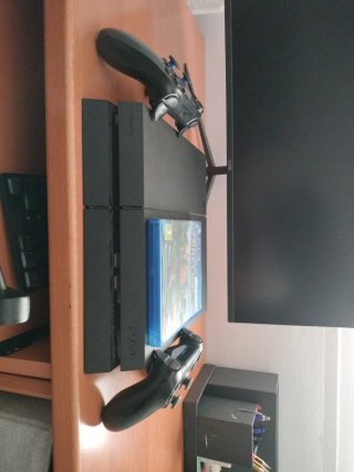 PS4 con 2 mandos y Minecraft