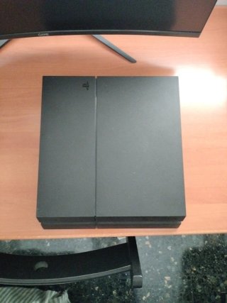 PS4 con 2 mandos y Minecraft