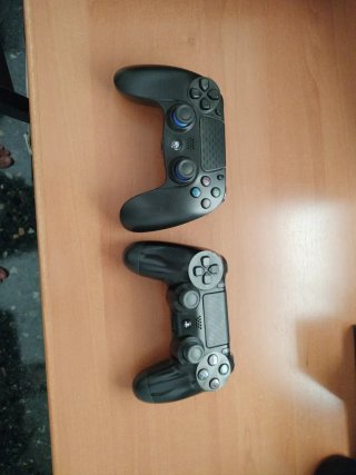 PS4 con 2 mandos y Minecraft