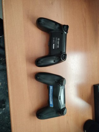 PS4 con 2 mandos y Minecraft