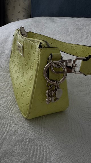 Bolso Guess verde/amarillo con logo grabado