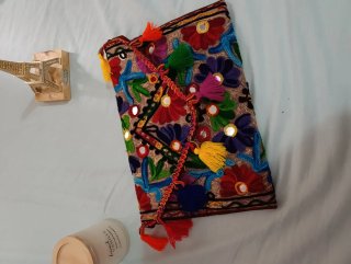 Bolso de mano bordado con flecos
