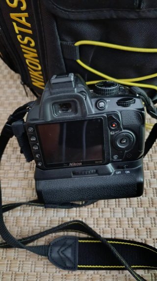 Cámara Nikon D3100 con accesorios