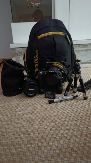 Cámara Nikon D3100 con accesorios