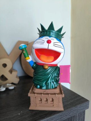 Figura Doraemon Estatua Libertad